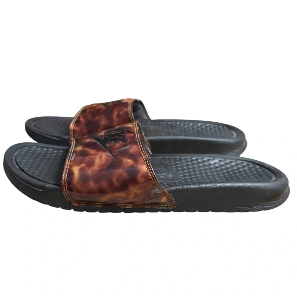 NIKE Victori 1 Lightweight Slides in Cheetah Print w/ Black Swoosh Size 6 — WOW!